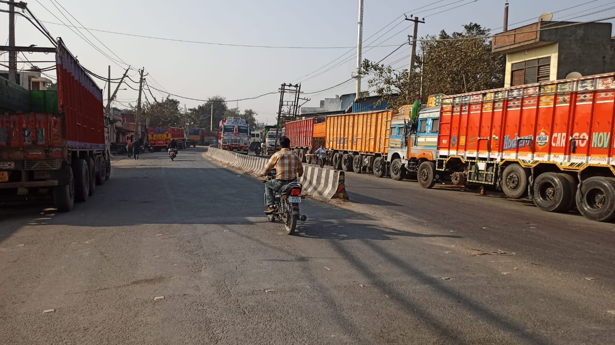 Four-Lane Road Narrowed by Trucks; Notices to be Sent to Transporters