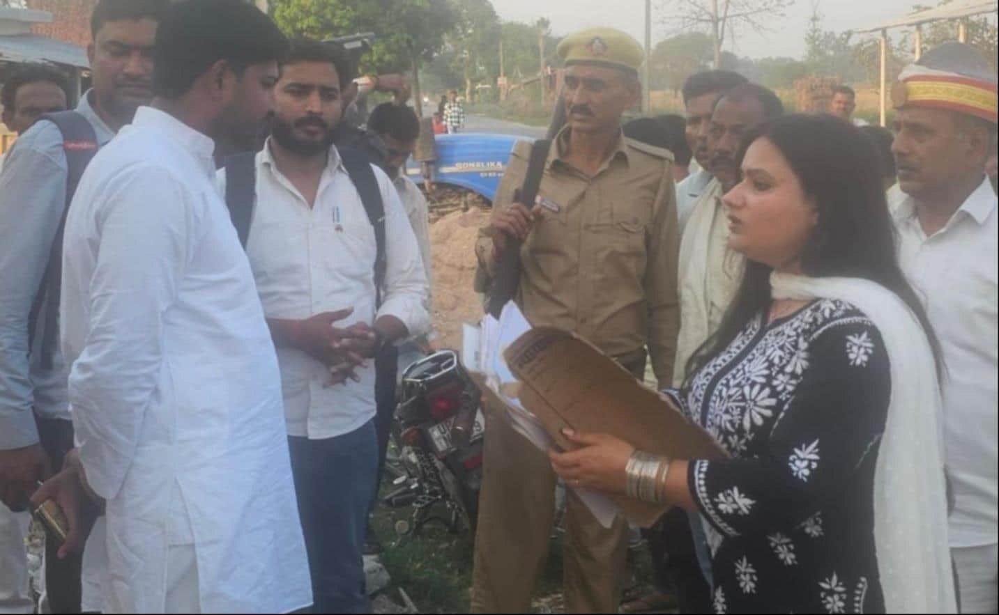 सेहरिया कला गांव में मामले का निपटारा करातीं एसडीएम नेहा मिश्रा। - संवाद 