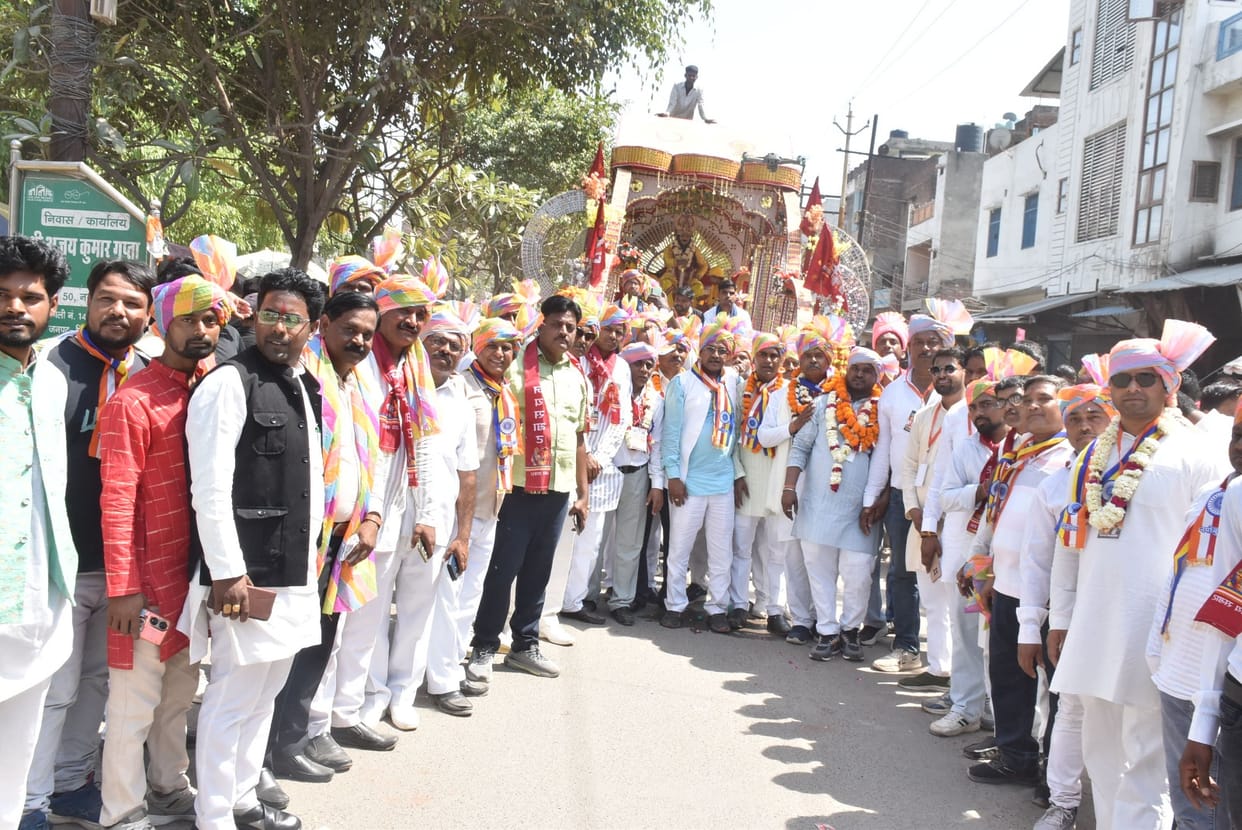 A grand procession was taken out in the city of Chakravarti Emperor Ashoka.