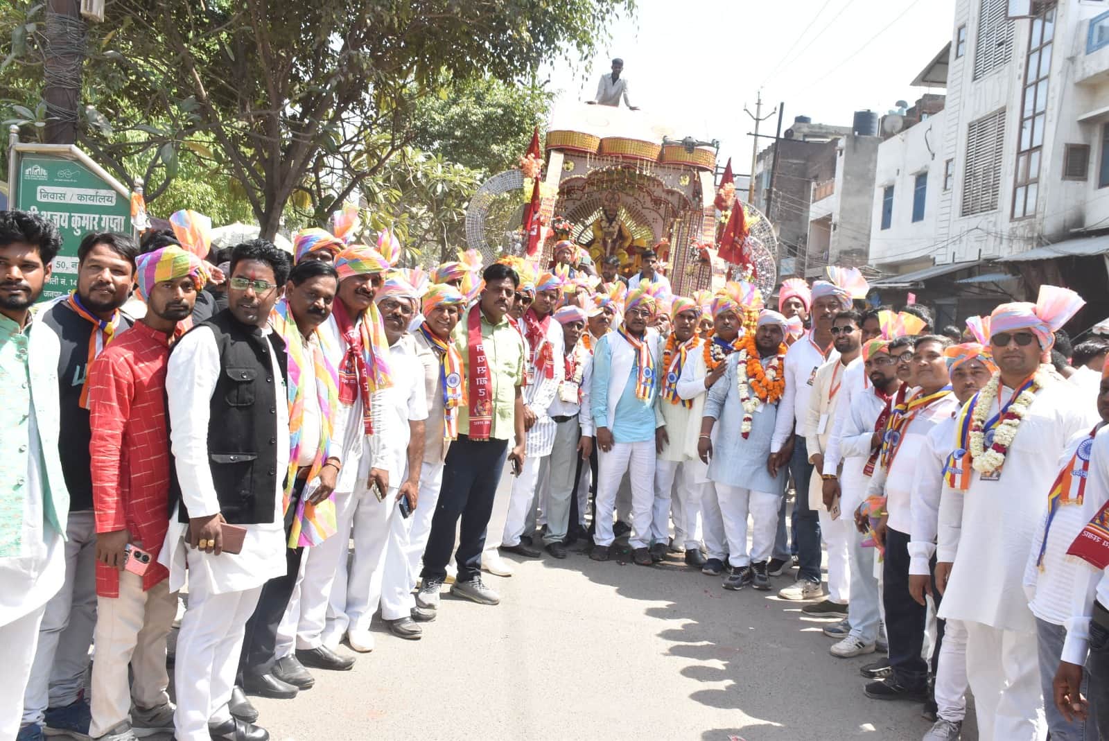 सम्राट अशोक की शोभायात्रा के दौरान मुख्य डोले के साथ पदाधिकारी। संवाद