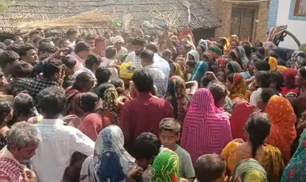 सनेहुवा गांव में ओमप्रकाश सरोज का शव पहुंचने के बाद लगी लोगों की भीड़। स्रोत- वीडियो ग्रैब