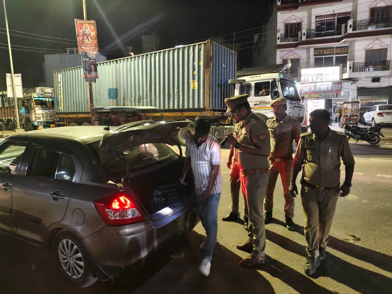 सोनौली बॉर्डर पर जांच करते जवान।  