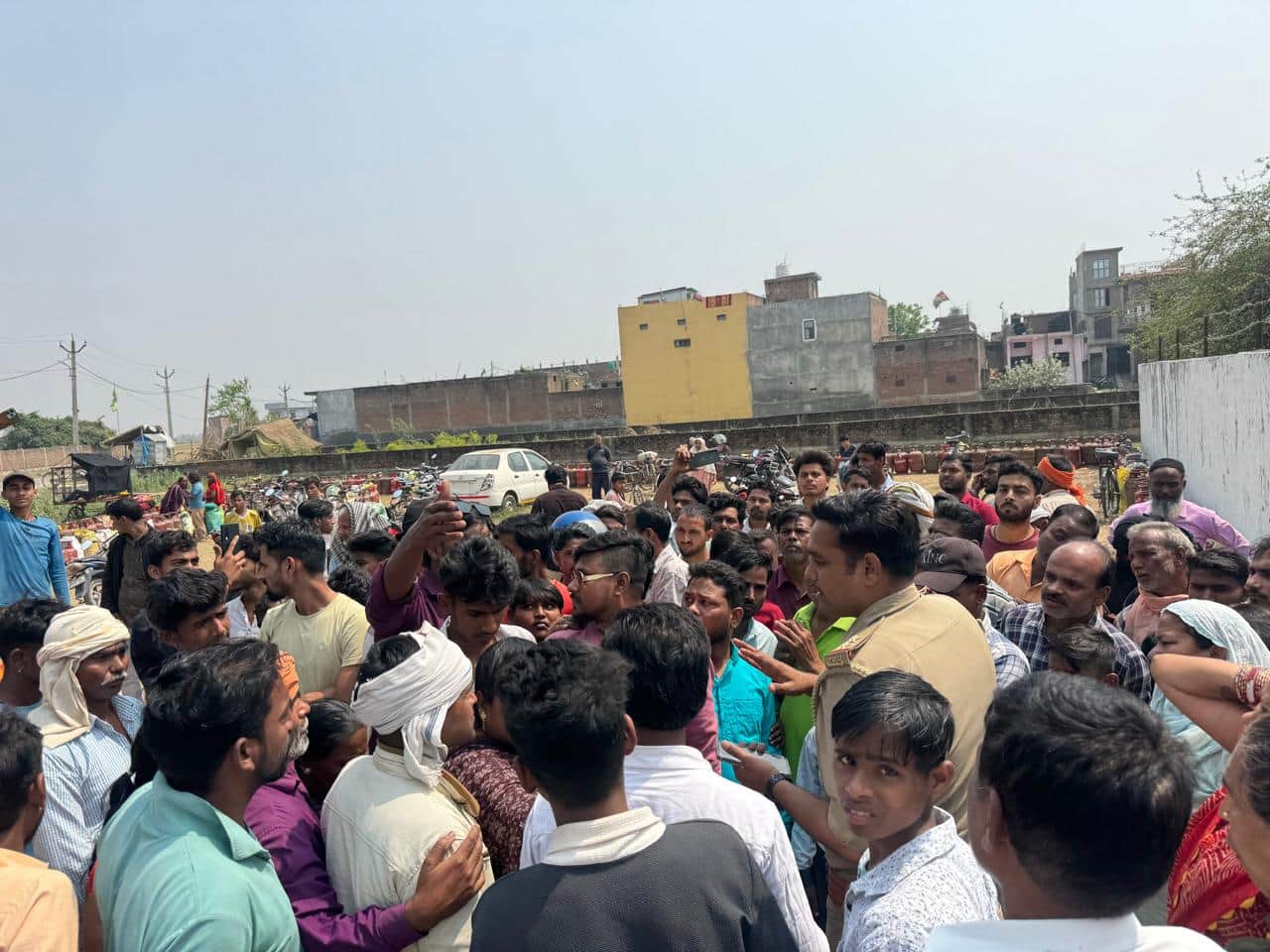 सोनौली में सिलिंडर के लिए लोगों ने लगाया जाम। 