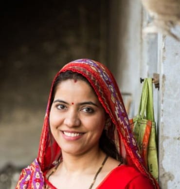 Sunita decorated the courtyard of the house with the beauty of flowers.