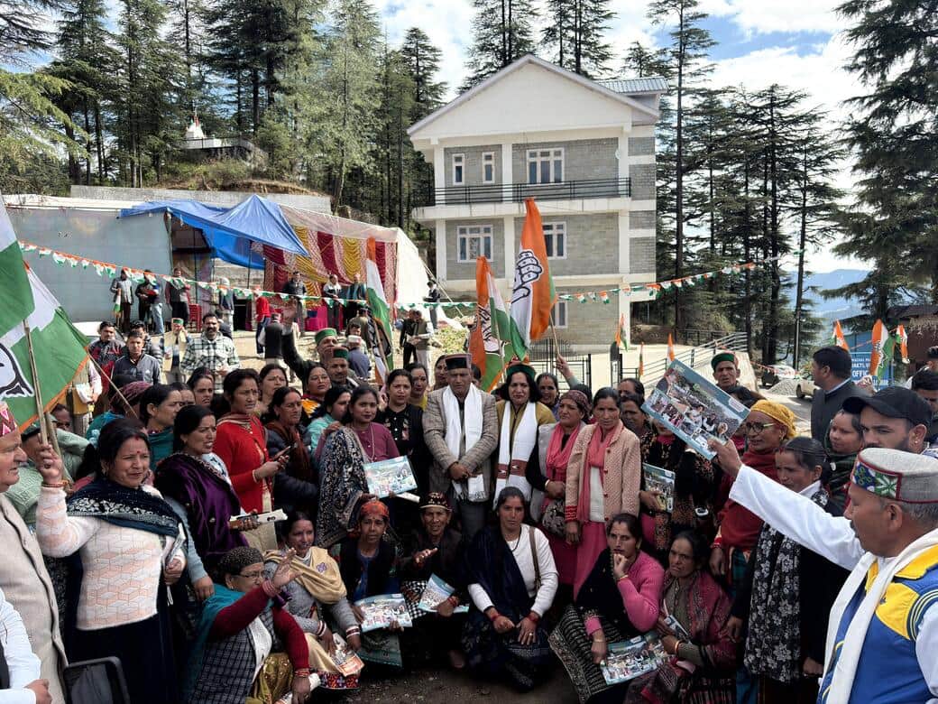 सराज विधानसभा क्षेत्र कै केलोधार में मनरेगा बचाओ अभियान में नारेबाजी करते कांग्रेसी। संवाद