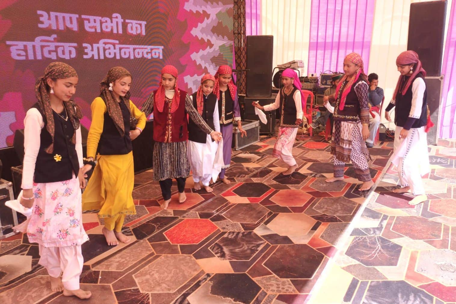 सरकाघाट उपमंडल के बरच्छवाड़ नलवाड़ मेले के दौरान नाटी प्रस्तुत करती महिलाएं। स्रोत जागरूक पाठक