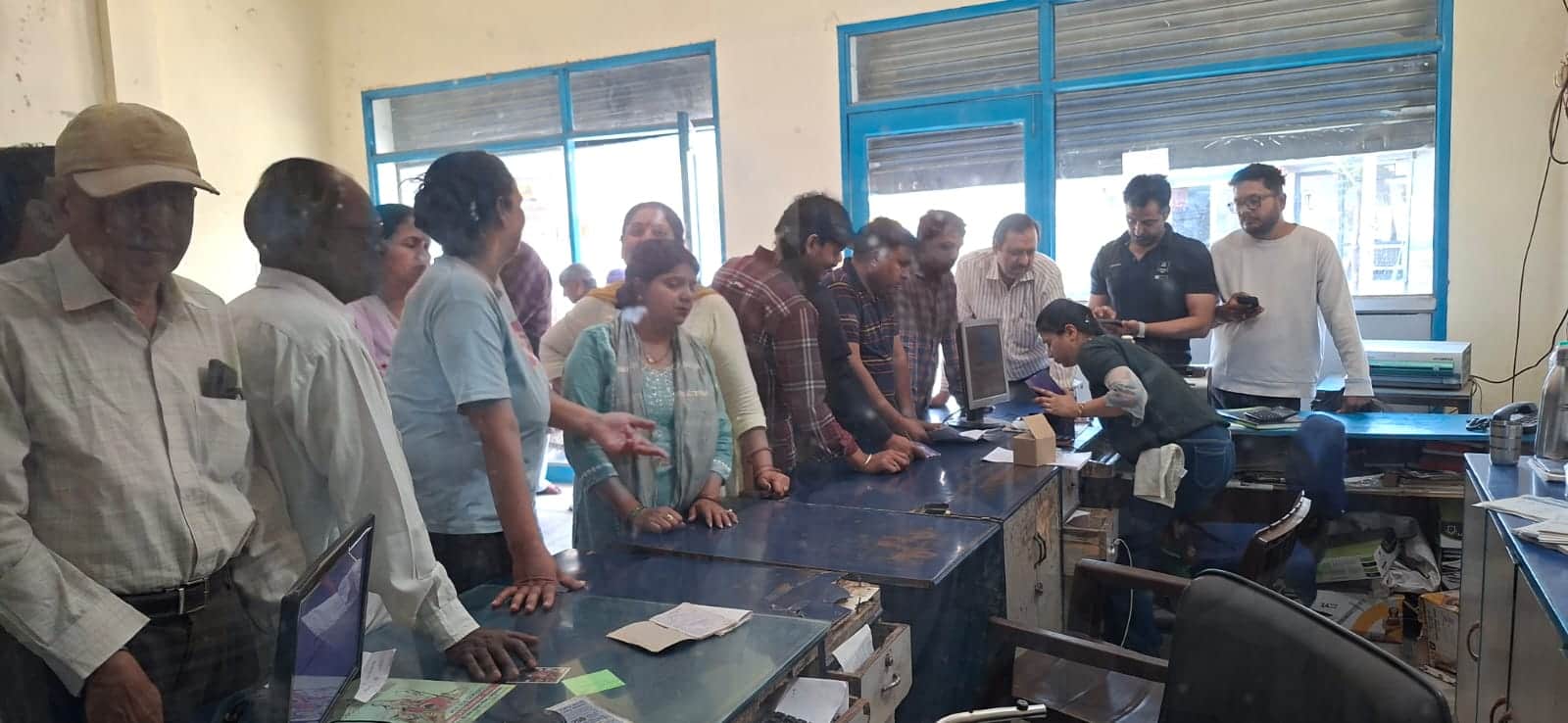 ससौली रोड पर भारत गैस एजेंसी में गैस बुकिंग करवाने पहुंचे उपभोक्ता। संवाद