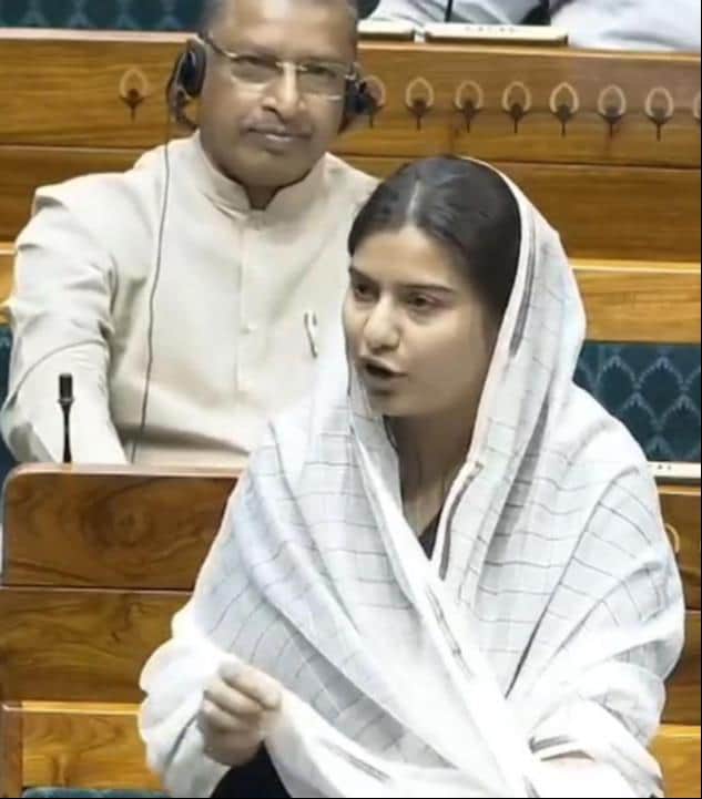 संसद में बोलते कैराना सांसद इकरा हसन-इंटरनेट