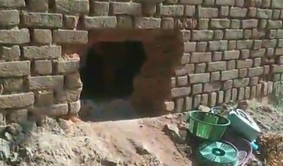 Lock outside, theft inside – thieves broke into the wall and made off with jewellery and cash worth lakhs.