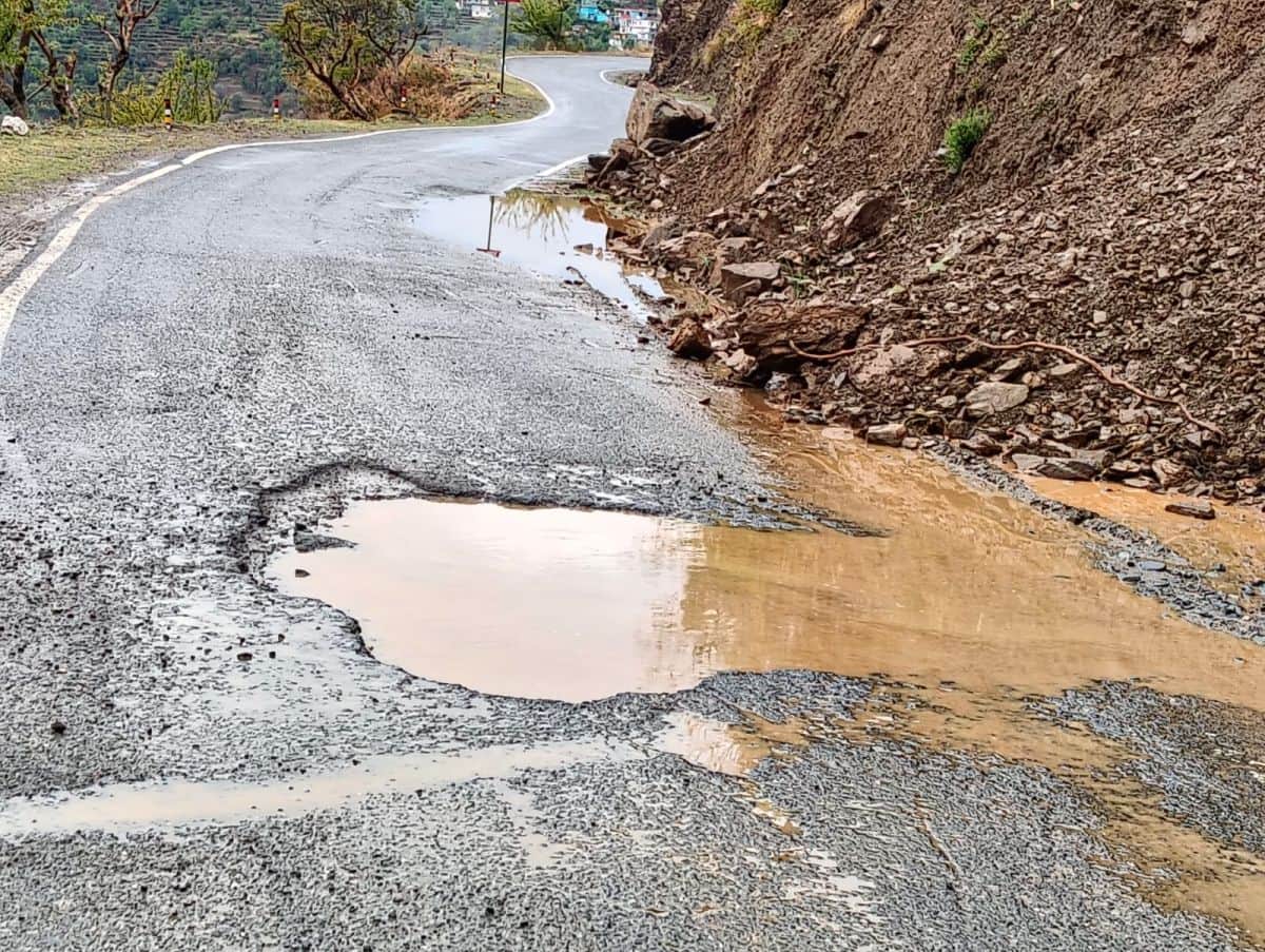 सिढ़कुंड-हरिपुर मार्ग पर गड्ढों पर भरा पानी। संवाद।