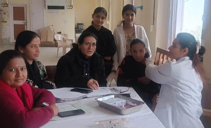 सिविल अस्पताल चौपाल में लड़की को एचपीवी टीका लगाती स्वास्थ्य कर्मी। संवाद