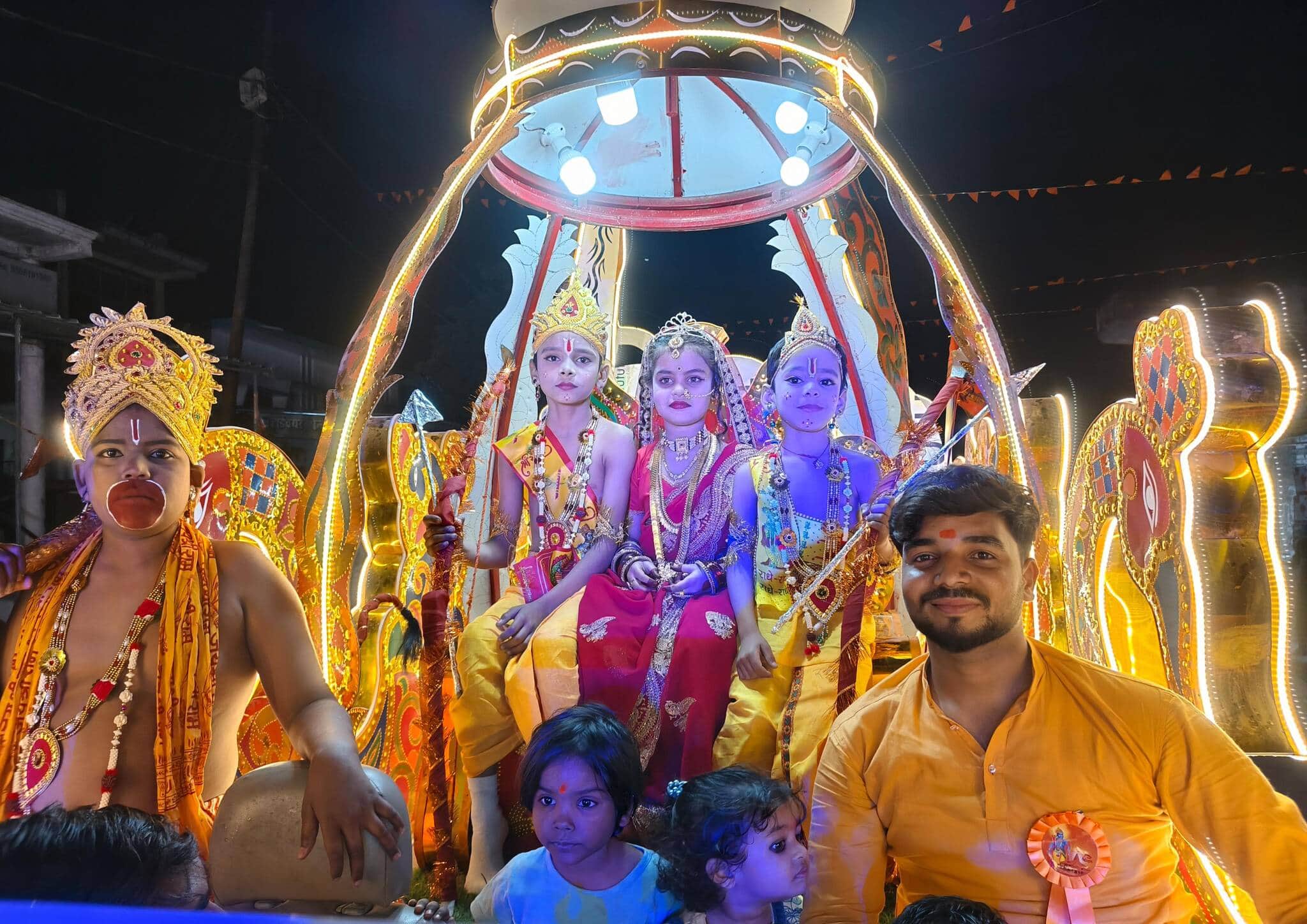 शाहगंज के बीबीगंज बाजार में निकाली गई शोभायात्रा में शामिल प्रभु श्रीराम, सीता, लक्ष्मण व हनुमा