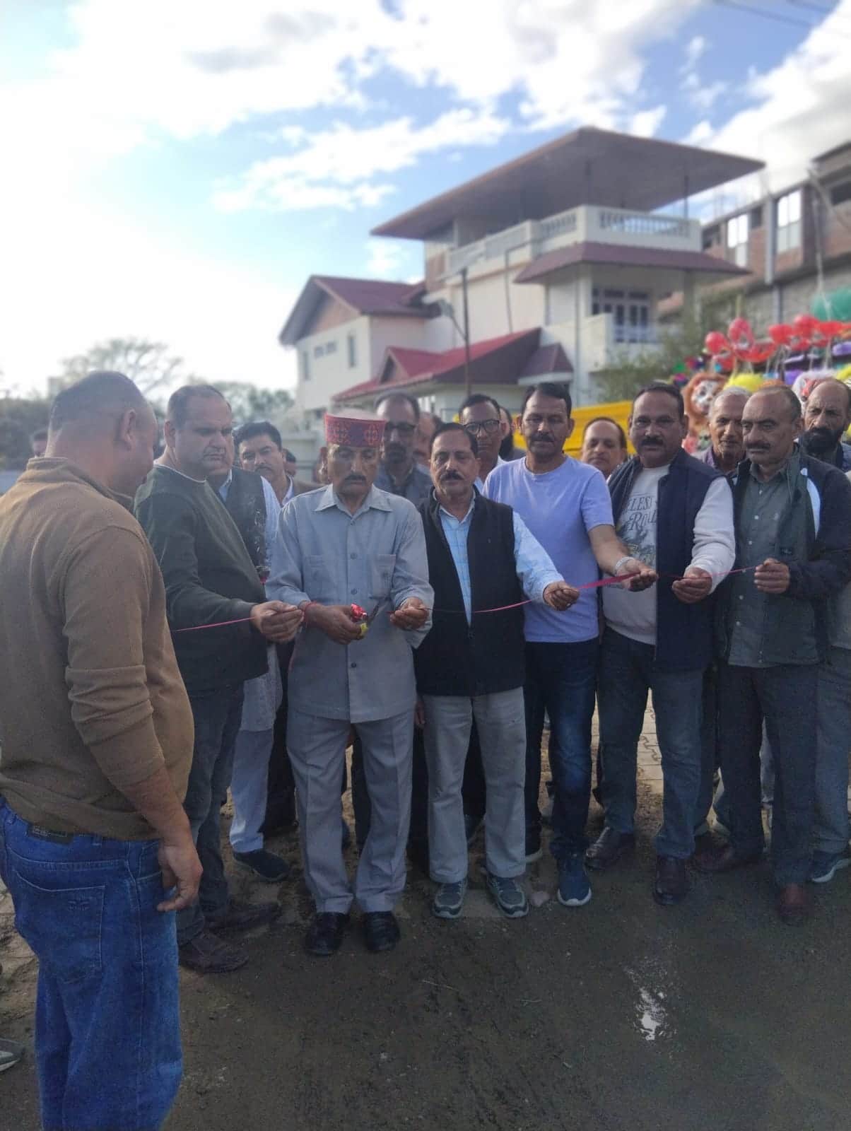 शाहपुर में छिंज मेले का शुभारंभ करते बलिदानी पवन कुमार के पिता गरजो राम। - स्रोत: जागरूक पाठक