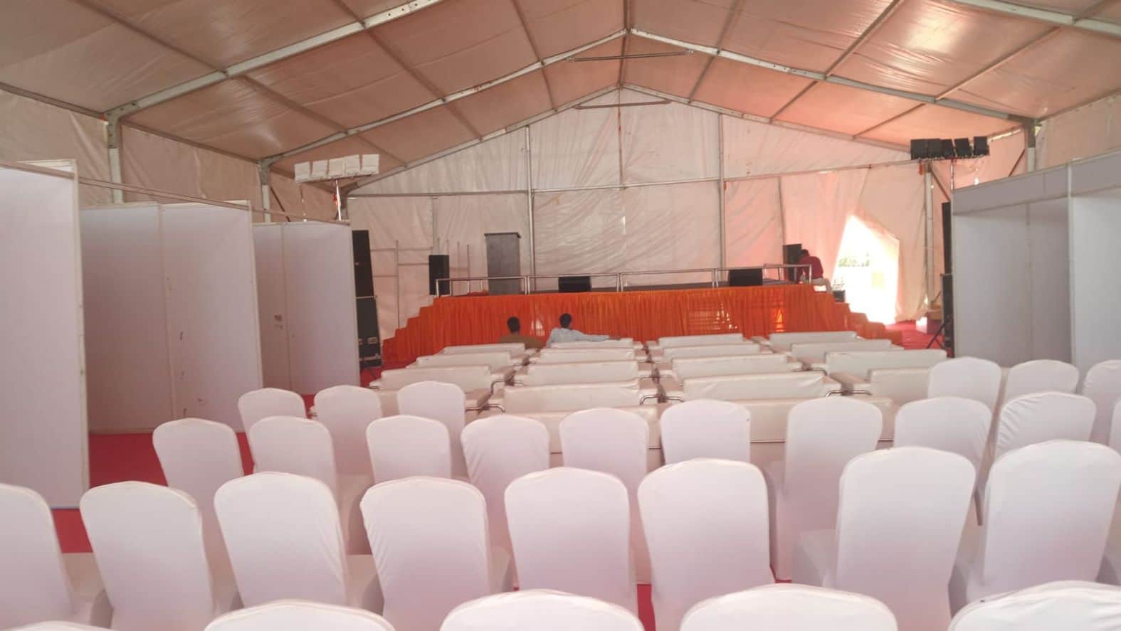 शहर के पं. राम नरेश त्रिपाठी सभागार परिसर में तैयार हुआ अमर उजाला गांव महोत्सव का मंच। संवाद