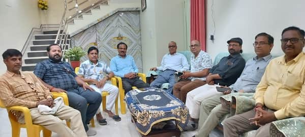 शहर के पीरनगर स्थित के पांडेय काॅलोनी में आयोजित साहित्य चेतना समाज की बैठक में बैठक में शामिल