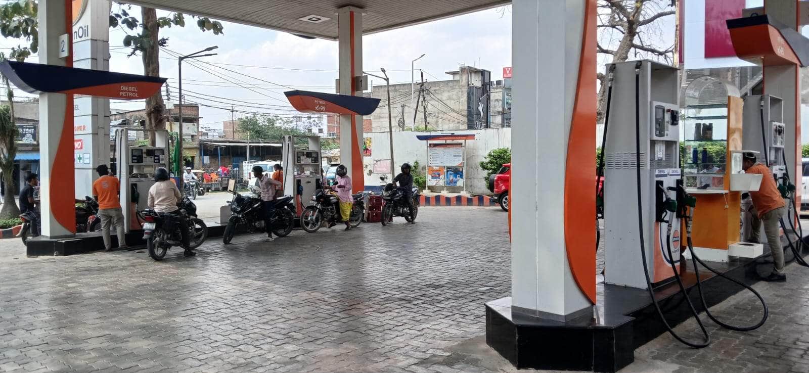 शहर के सिविल लाइन स्थित पंप पर सामान्य रहे हालात। संवाद