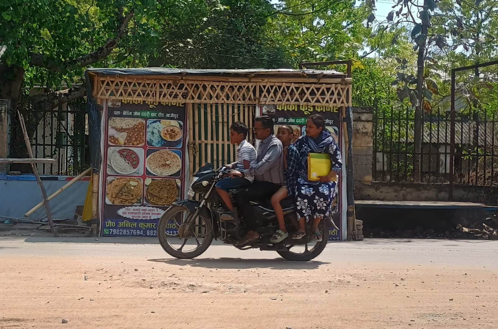 शहर के वेंडिंग जोन से बाइक पर कुछ इस तरह से जाते सवार। संवाद