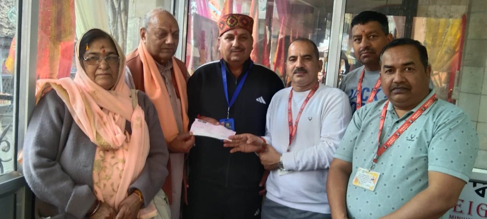 शाहतलाई मंदिर में मंदिर अधिकारियों को चेक सौंपते जसपाल भट्टी। स्रोत: मंदिर न्यास