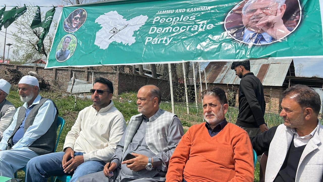 शोपियां के जैनापोरा में पीडीपी का कार्यक्रम। संवाद