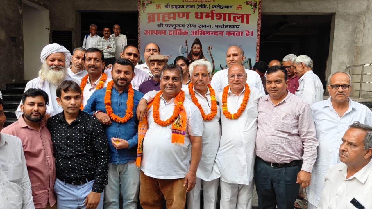 श्री ब्राह्मण सभा के चुनाव परिणाम आने के बाद खुशी जाहिर करते हुए पदाधिकारी।  