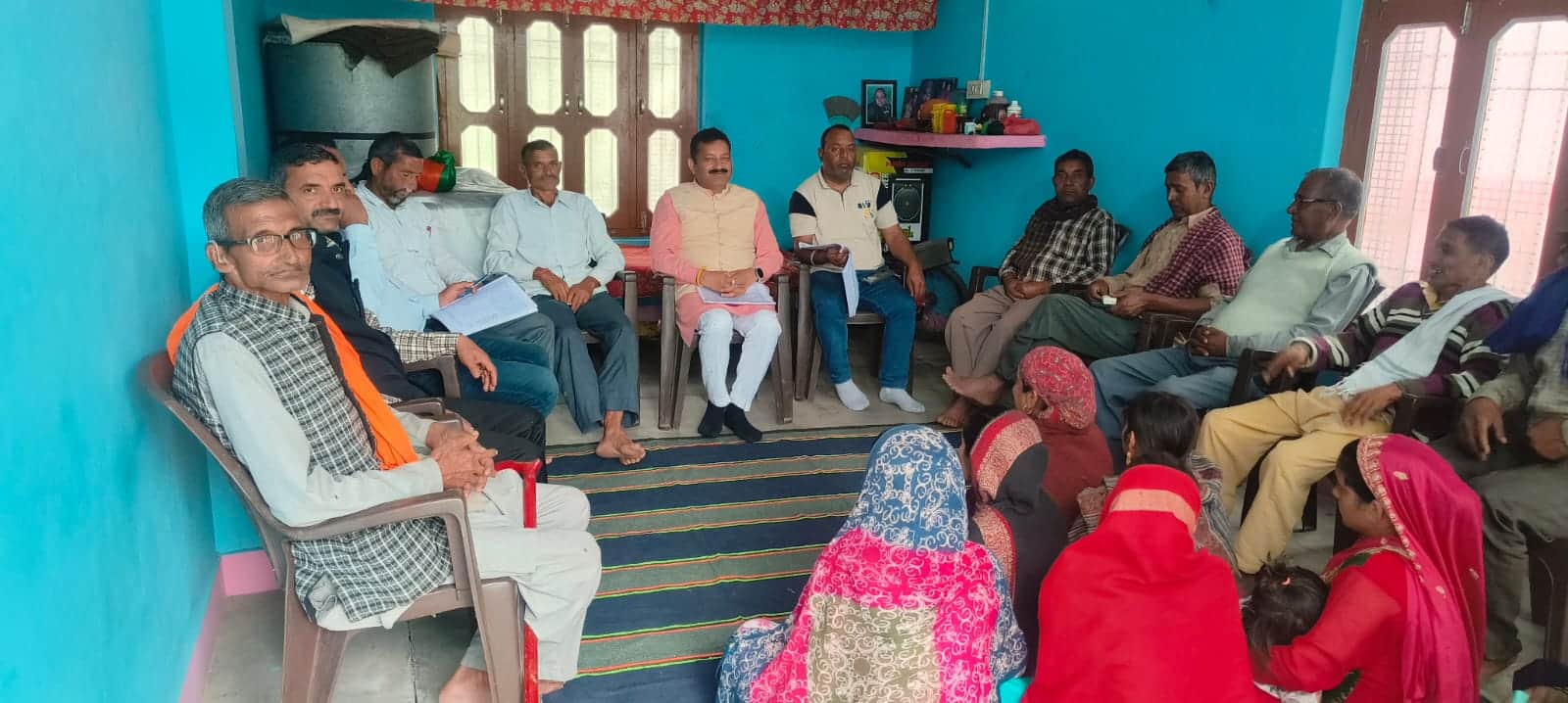 श्री नयना देवी विधानसभा क्षेत्र के तहत भटेड-2 में मन की बात कार्यक्रम में मौजूद भाजपा कार्यकर्त