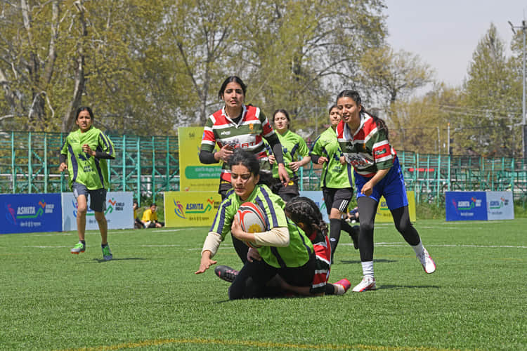 श्रीनगर के पोलो ग्राउंड में खेलो इंडिया अस्मिता रग्बी मैच के दौरान खिलाड़ी। संवाद