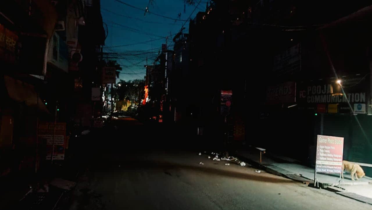 श्रीनगर काला रोड़ पर इस तरह से छाया अंधेरा ------ संवाद