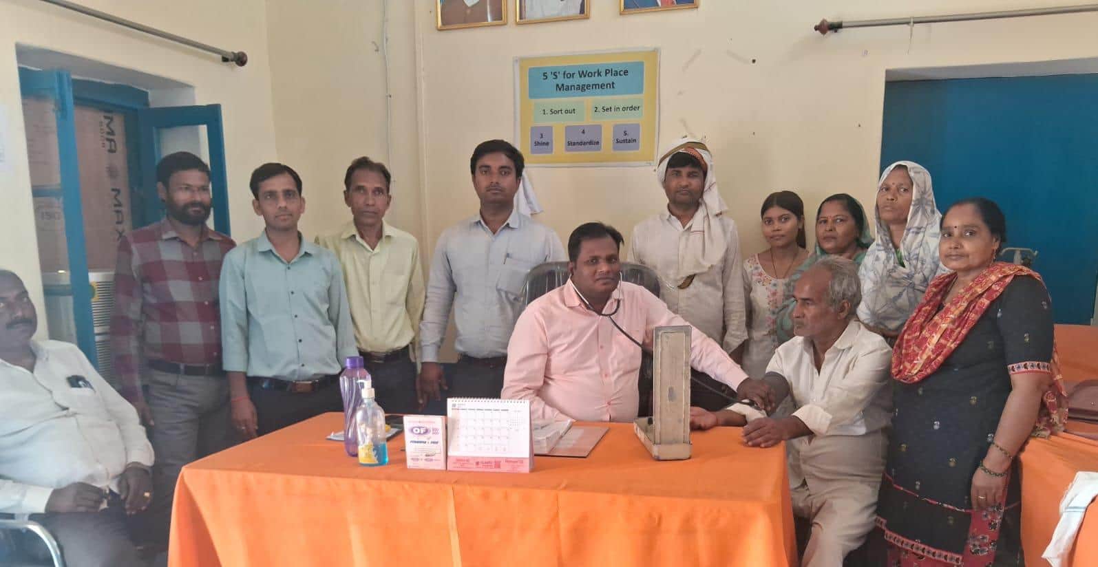 तेजीबाज़ार -जन आरोग्य स्वास्थ्य मेले में मरीज का उपचार करते डॉक्टर श्री निवास निगम। स्रोत-संवाद