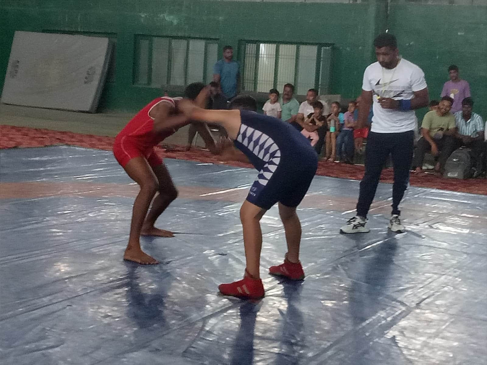 तेजली खेल परिसर में अभ्यास करते पहलवान। आर्काइव