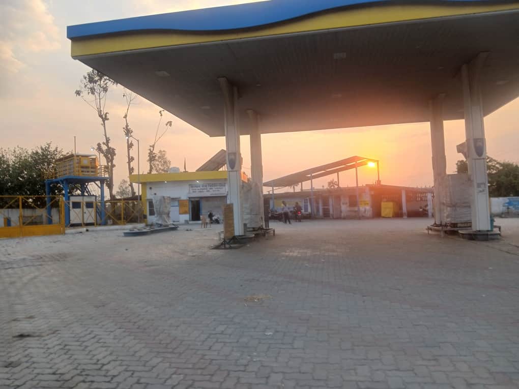 तिकुनिया किसान सेवा फिलिंग स्टेशन पर पसरा सन्नाटा। संवाद