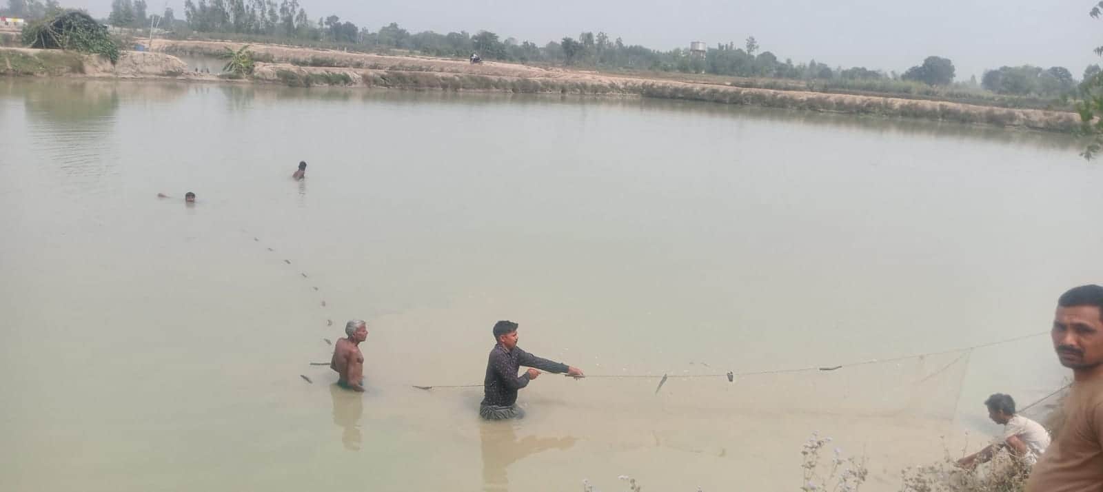 तालाब में पुनीत की तलाश करते ग्रामीण। स्रोत: ग्रामीण