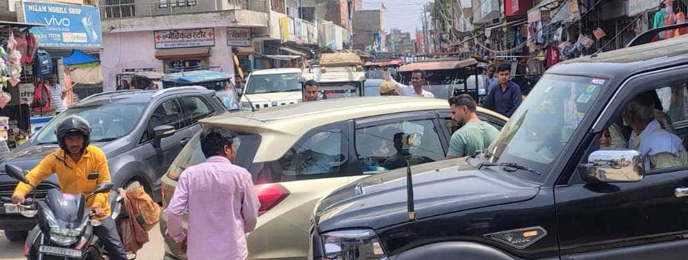 तिलहर स्थित बिरियागंज चौराहा पर लगे जाम में फंसे वाहन। संवाद