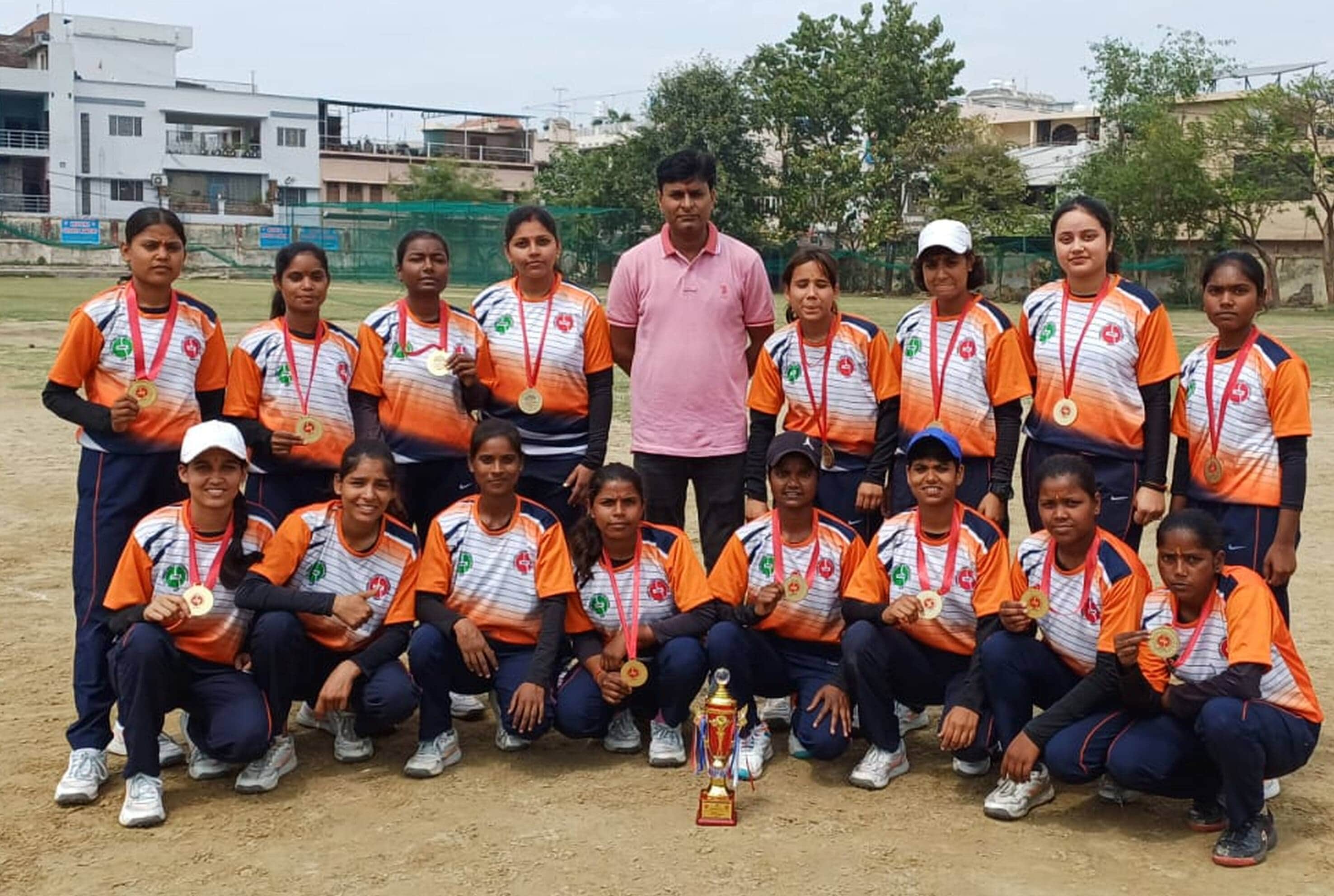 ट्राॅफी के साथ मौजूद उत्तर प्रदेश की बालिका टीम।