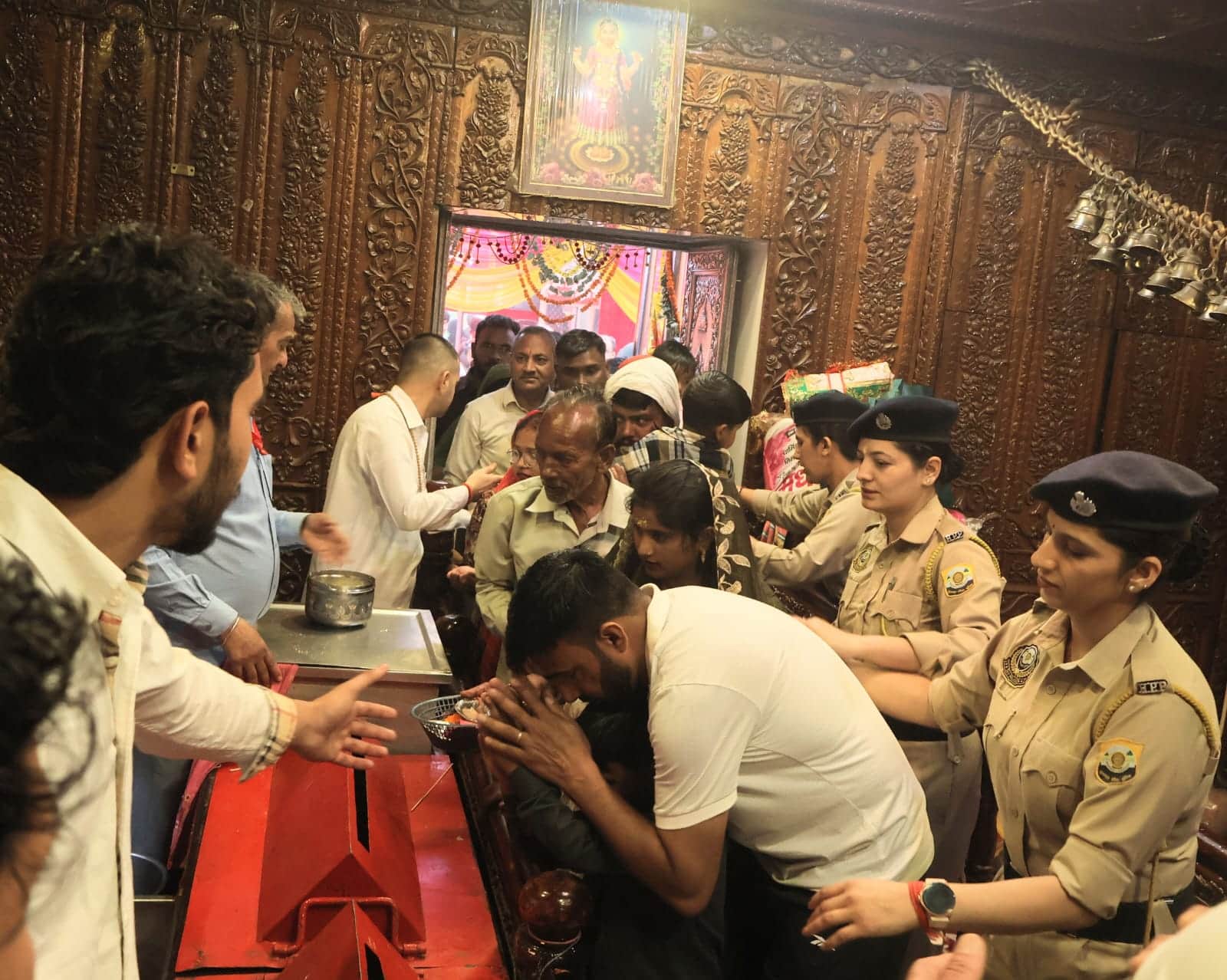 त्रिलोकपुर मंदिर में माता टेकते श्रद्धालु। संवाद