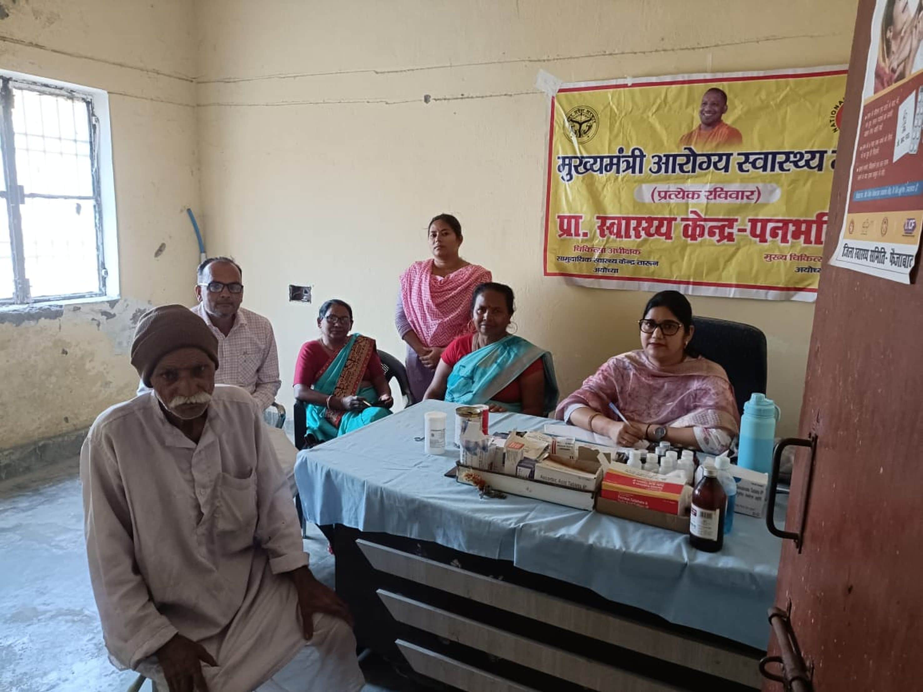 तारुन में जन आरोग्य मेले के दाैरान मरीजों की हुई जांच।