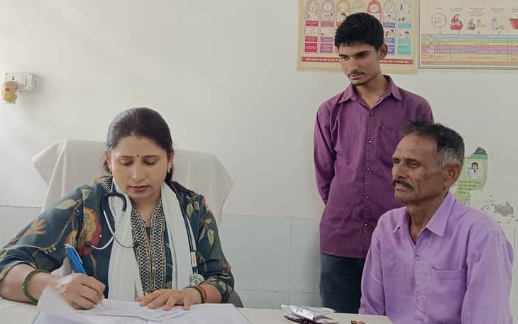 त्योरासी पीएचसी में मरीजों का इलाज करतीं डॉ. शानू। - संवाद 