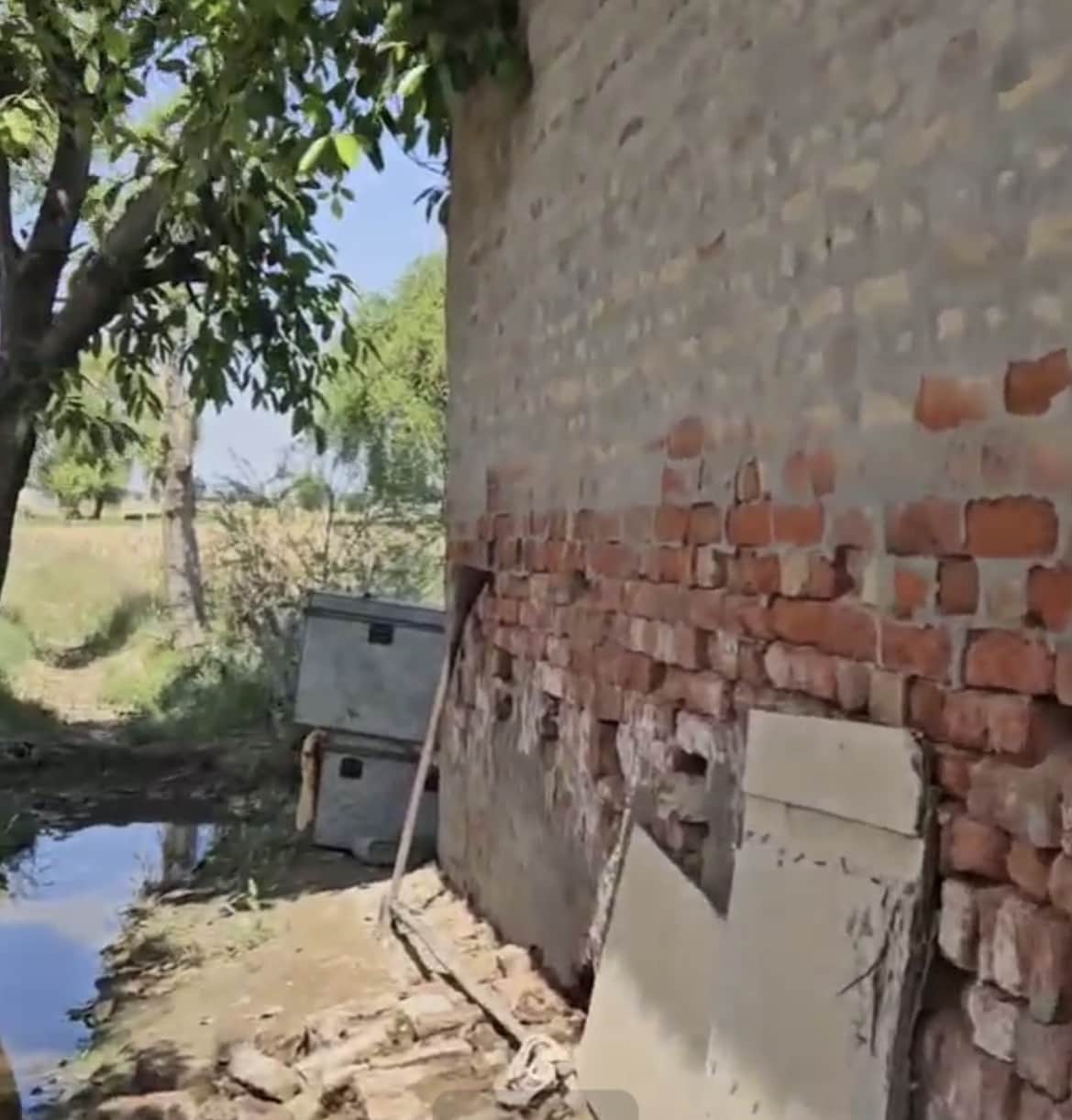  दो संदूक खेत में मिले