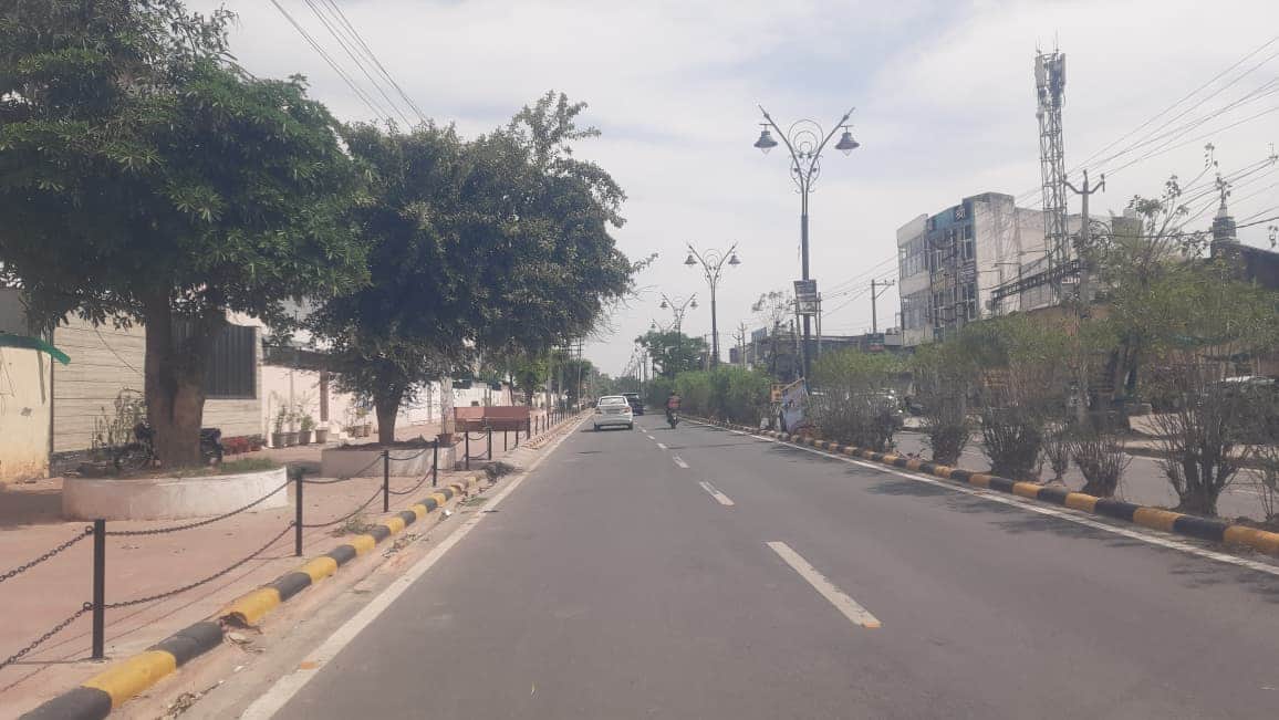 दोपहर के समय सेक्टर 17 से गुजरते इक्का दुक्का वाहन। संवाद