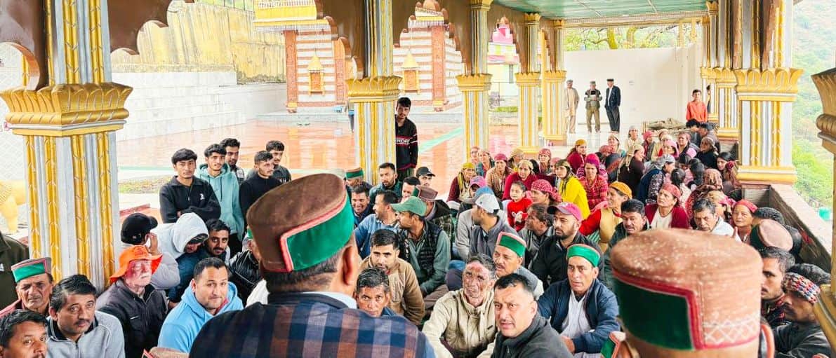 देवता साहिब नरेशर कुमसू के मंदिर परिसर में आयोजित बैठक में मौजूद मंदिर कमेटी सदस्य और ग्रामीण। 