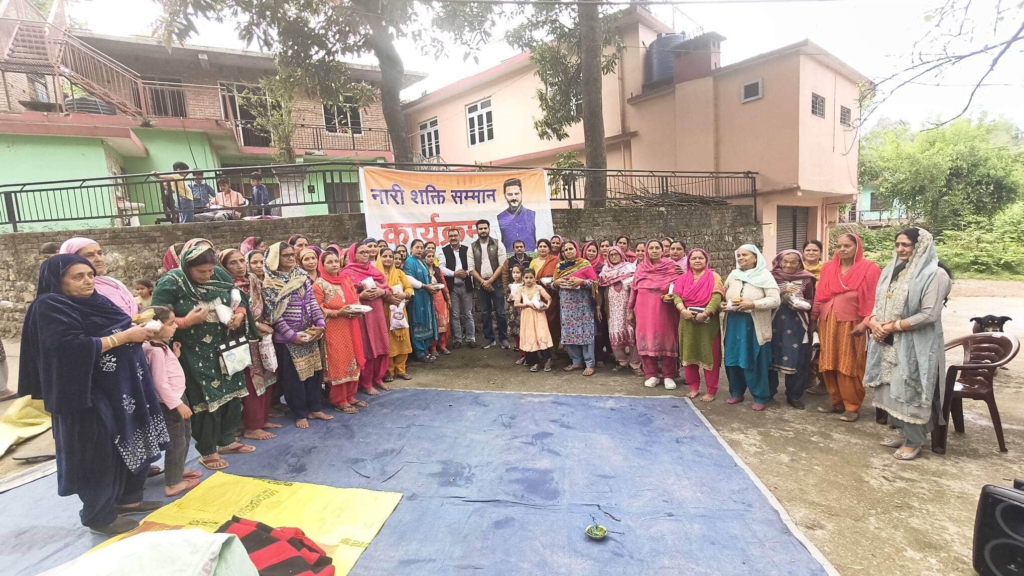 दयोली में आयोजित महिला सम्मान कार्यक्रम में मौजूद महिलाएं व मुख्यातिथि। स्रोत: आयोजक