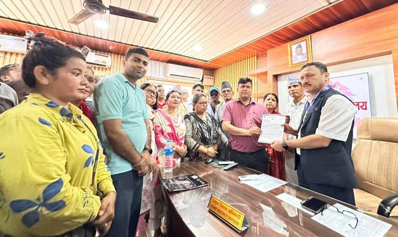 धनगढ़ी में जिला प्रशासन कार्यालय में ज्ञापन सौंपते एमाले पार्टी कार्यकर्ता। स्रोत: सोशल मीडिया