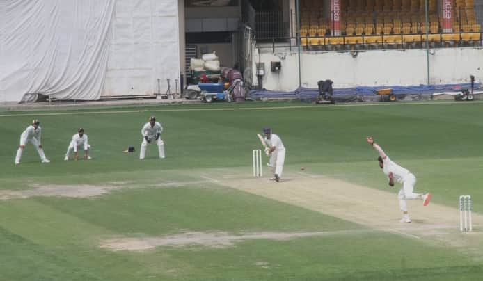 धर्मशाला क्रिकेट स्टेडियम में टूर्नामेंट के फाइनल के तीसरे दिन बल्लेबाजी करते शिमला के बल्लेबा