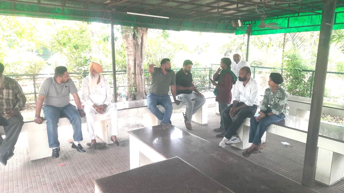 उप जिला अस्पताल के पोस्टमार्टम हाउस के बाहर मौजूद मृतकों के परिजन। संवाद