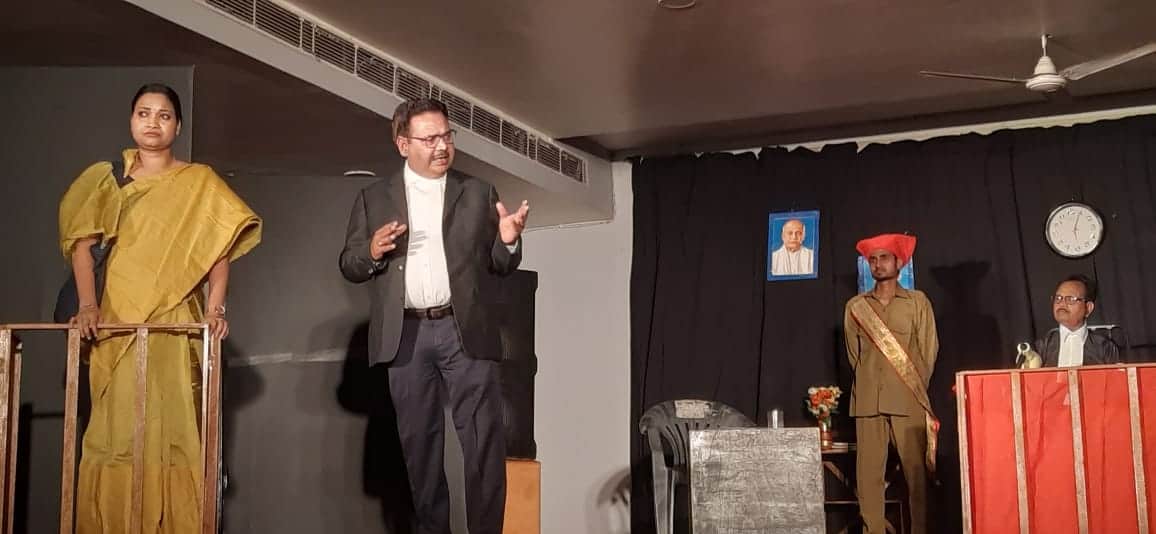 उत्सव-ए-रंगमंच कार्यक्रम में नाटक मंचन के दौरान अदालत में दलील करते कलाकार। स्रोत संस्था