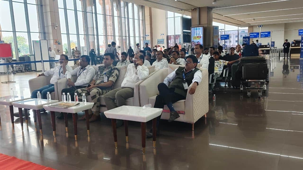 वीडियो कांफ्रेंसिंग कार्यक्रम को देखते एयरपोर्ट कर्मचारी।