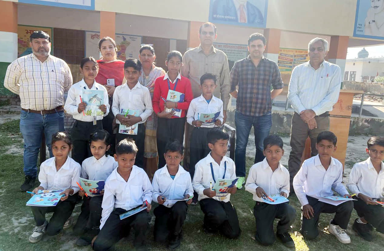 विजेता विद्यार्थियों के साथ  राजकीय माध्यमिक विद्यालय के सदस्य। संस्थान