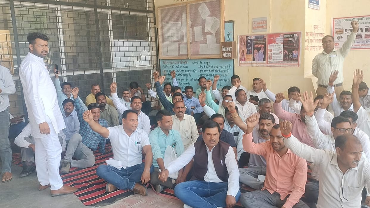 Angry over non-payment of honorarium and EPF, Gram Rozgar Sevaks stage protest at Vikas Bhawan