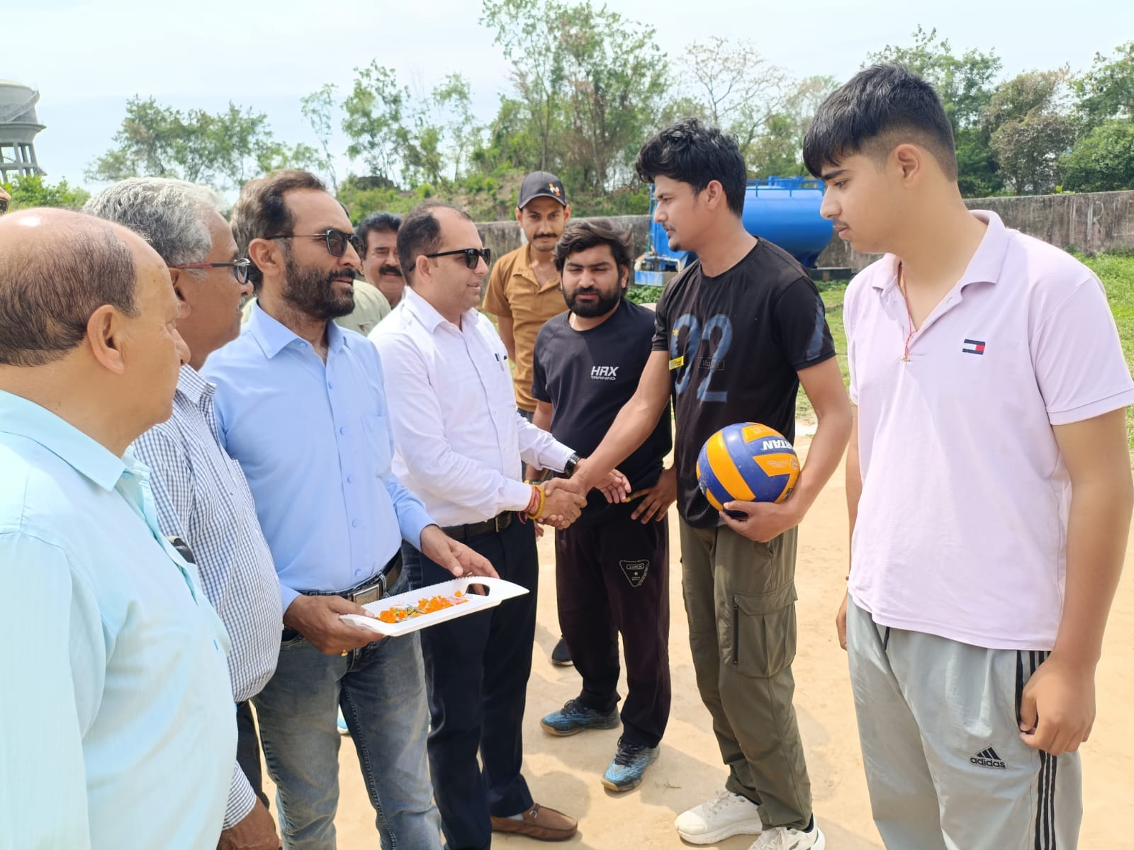 वॉलीबाल प्रतियोगिता के प्रतिभागियों को प्रोत्साहित करते हुए एसडीएम हीरानगर संवाद