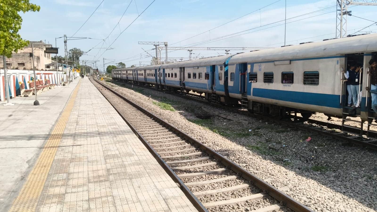 यमुनानगर जगाधरी रेलवे स्टेशन पर खड़ी ट्रेन। संवाद