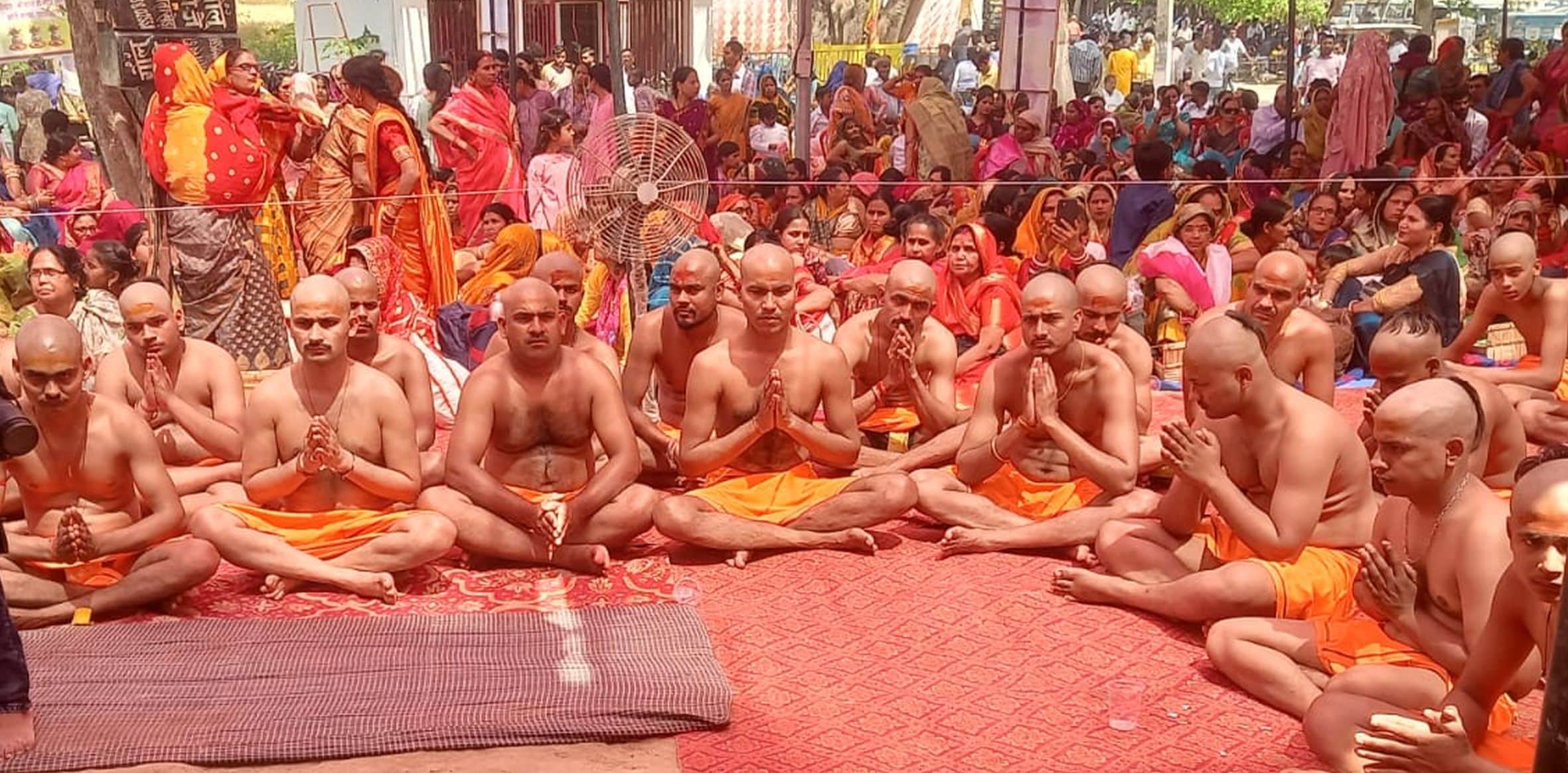 14-रायबरेली में रविवार को सरेनी क्षेत्र के उसुरू गांव में आयोजित सामूहिक यज्ञोपवीत संस्कार कार्